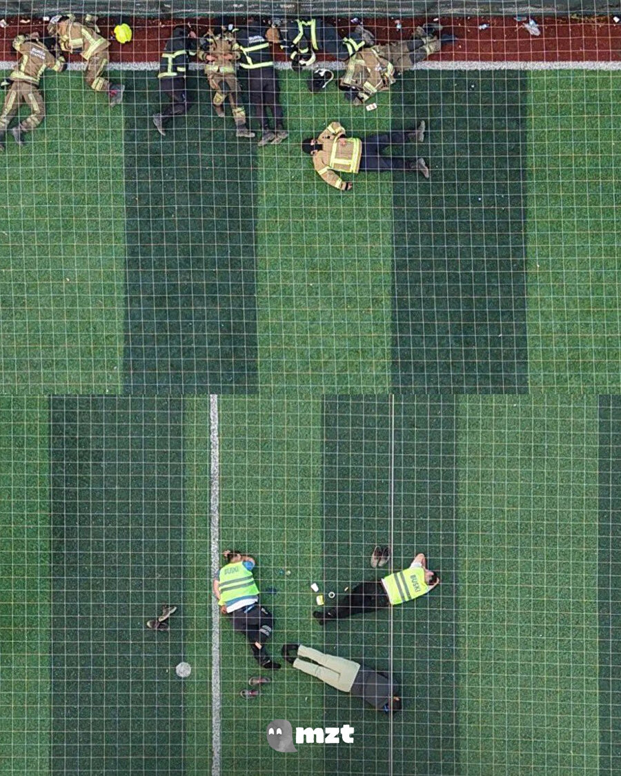  Bursa'da saatlerce çalışan itfaiye erleri, halı sahada yatarak dinlenmeye çalıştı