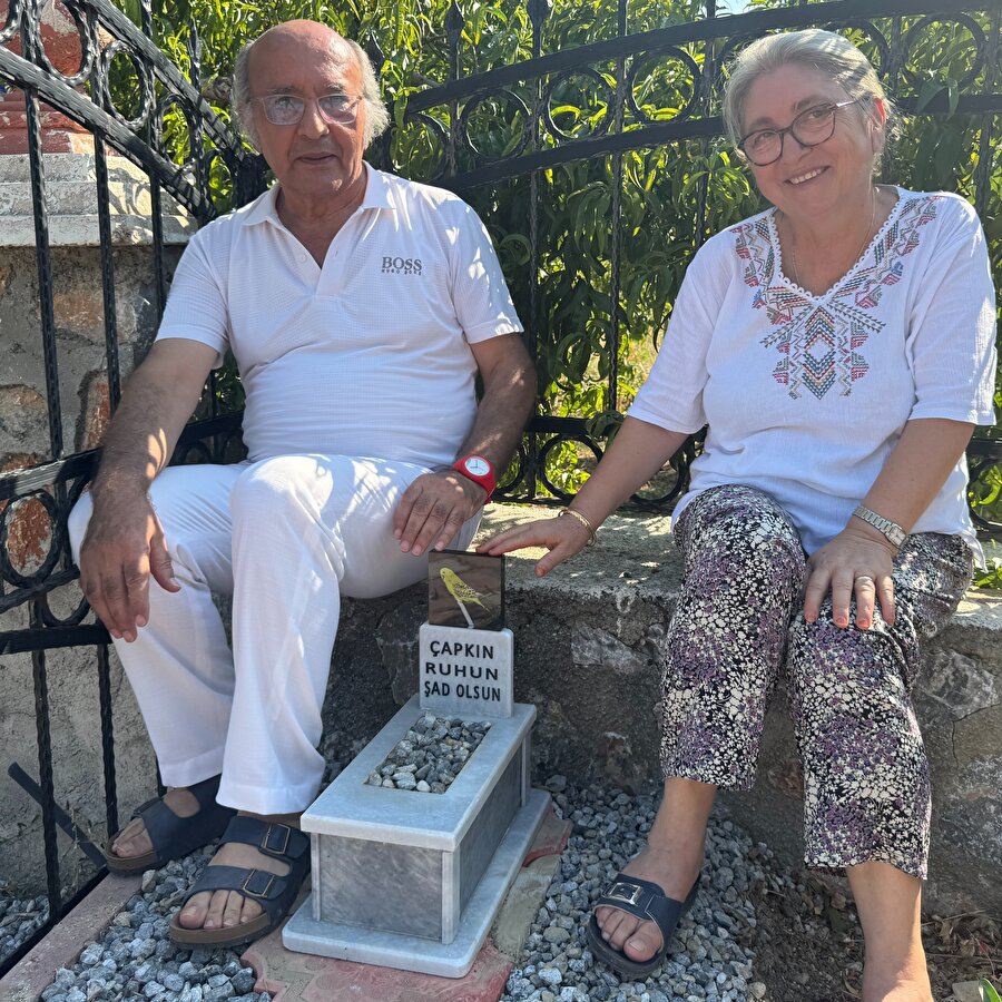 Antalya'da bir çift, 6 yıldır besledikleri muhabbet kuşu ölünce mermerden mezar yaptılar