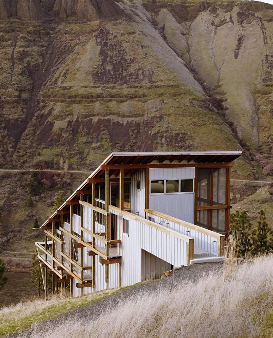 Doğayla Paralel Bir Kesit: Idaho’nun Yamacında İki Yapı