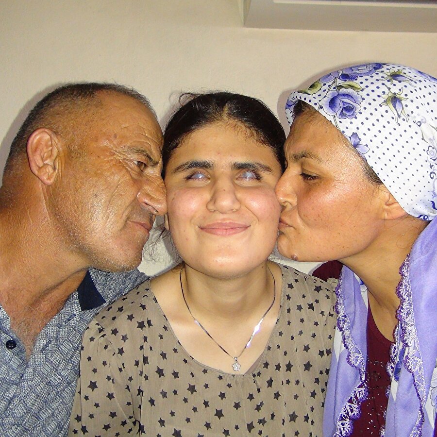 Annesi kitapları okudu, görme engelli Nazalin ilk 10 bin sıralamasına girdi