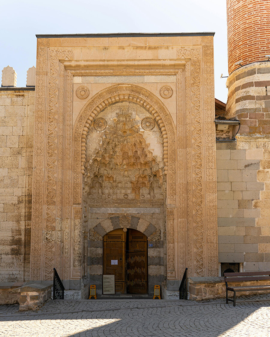 Taş ve ahşap işçiliğiyle kendine hayran bırakan Eşrefoğlu Camii 🕌