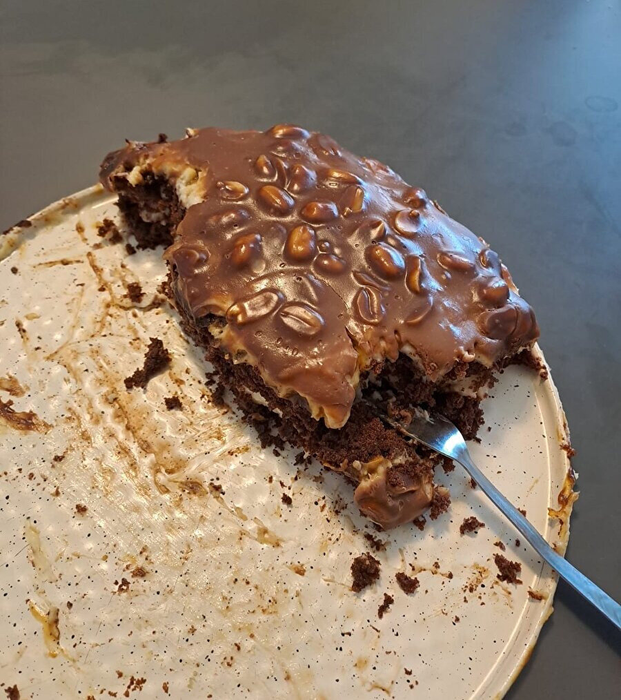 Dünden kalan pasta ve asidi geçmiş kola ile yapılan o kahvaltı