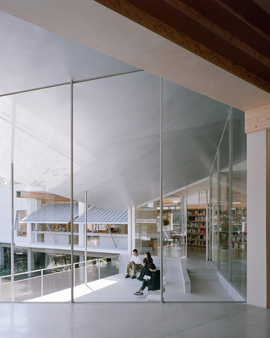 20 yıllık ofis yapısının kitapçıya dönüştürülmesi: Xixi Goldmye Bookstore 