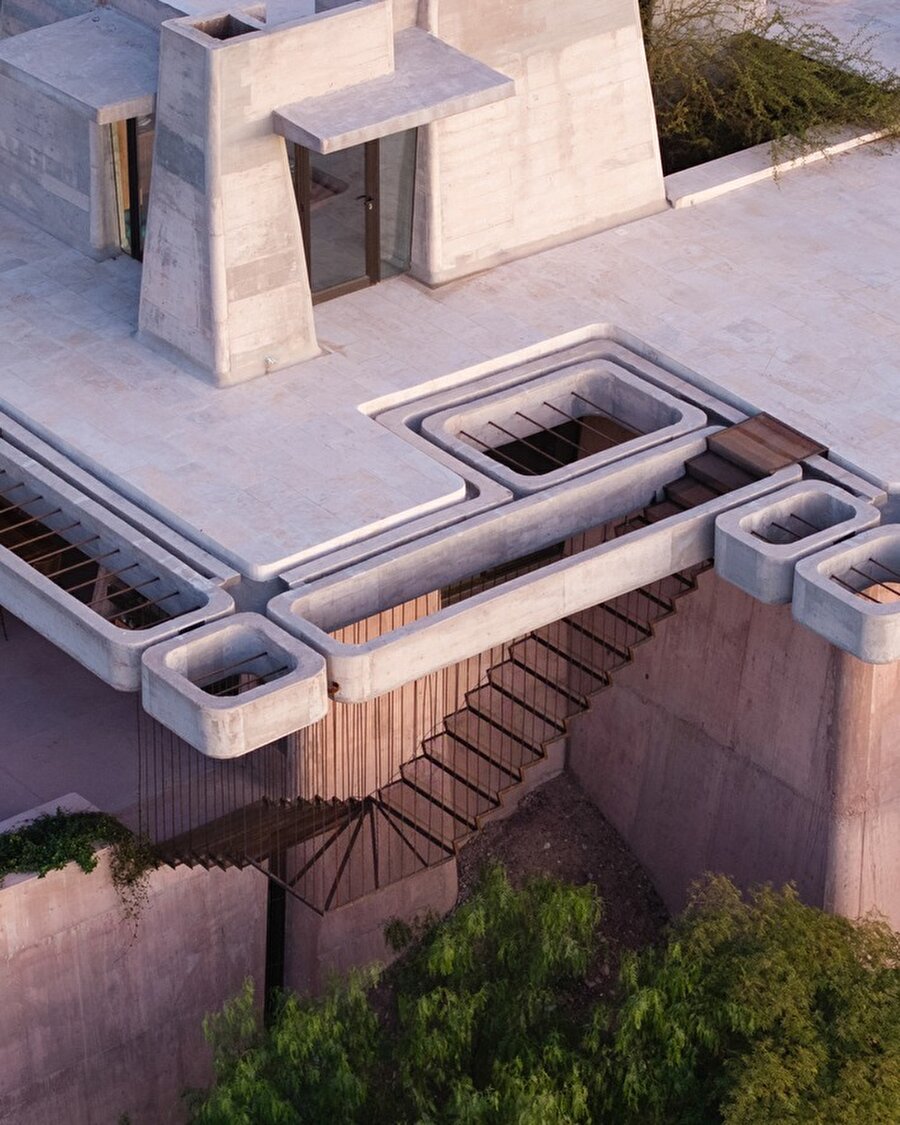 OF. Studio’dan Beton ve Cam Kullanımıyla Tasarlanan Mountain House
