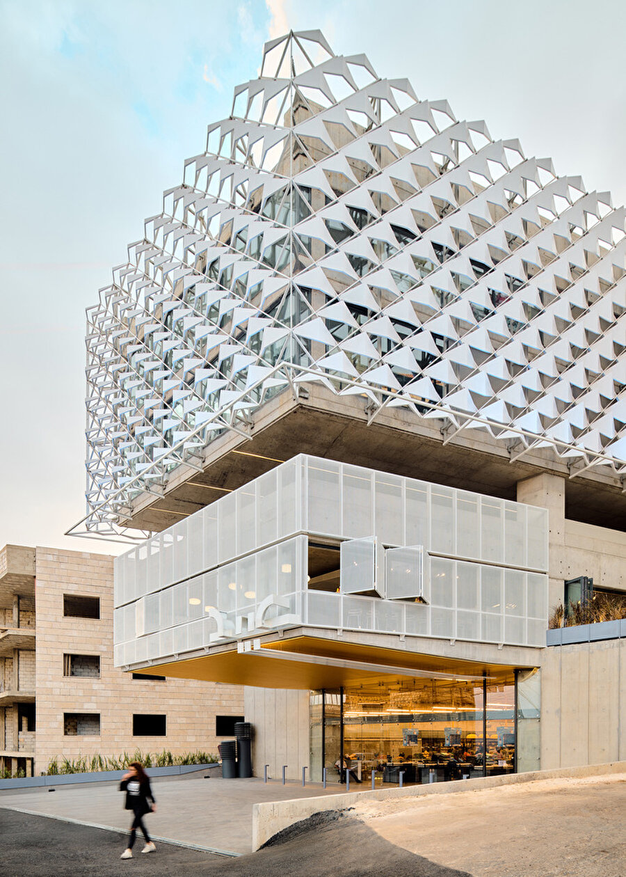 Beyrut'ta cephesiyle dikkat çeken yapı: Obeid Perakende Kompleksi