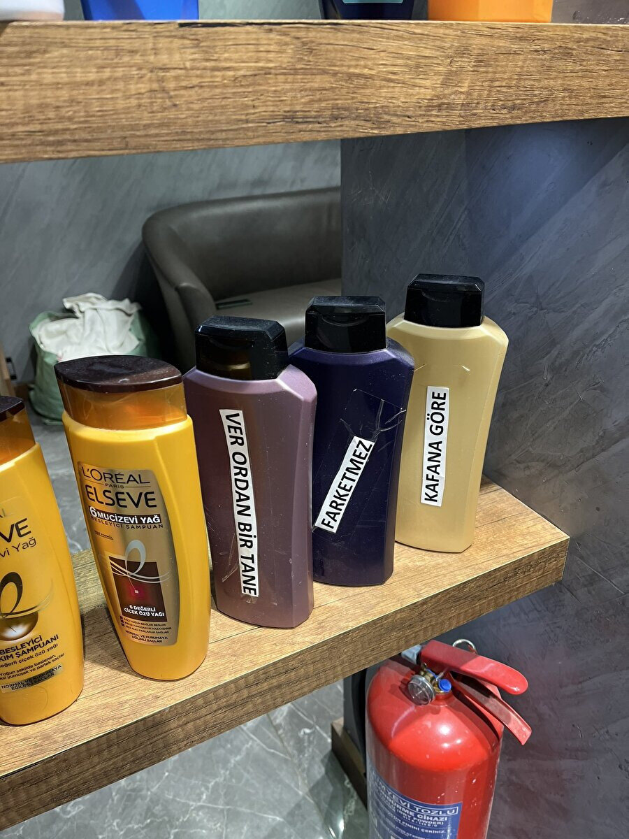 Bir berberin şampuan rafı