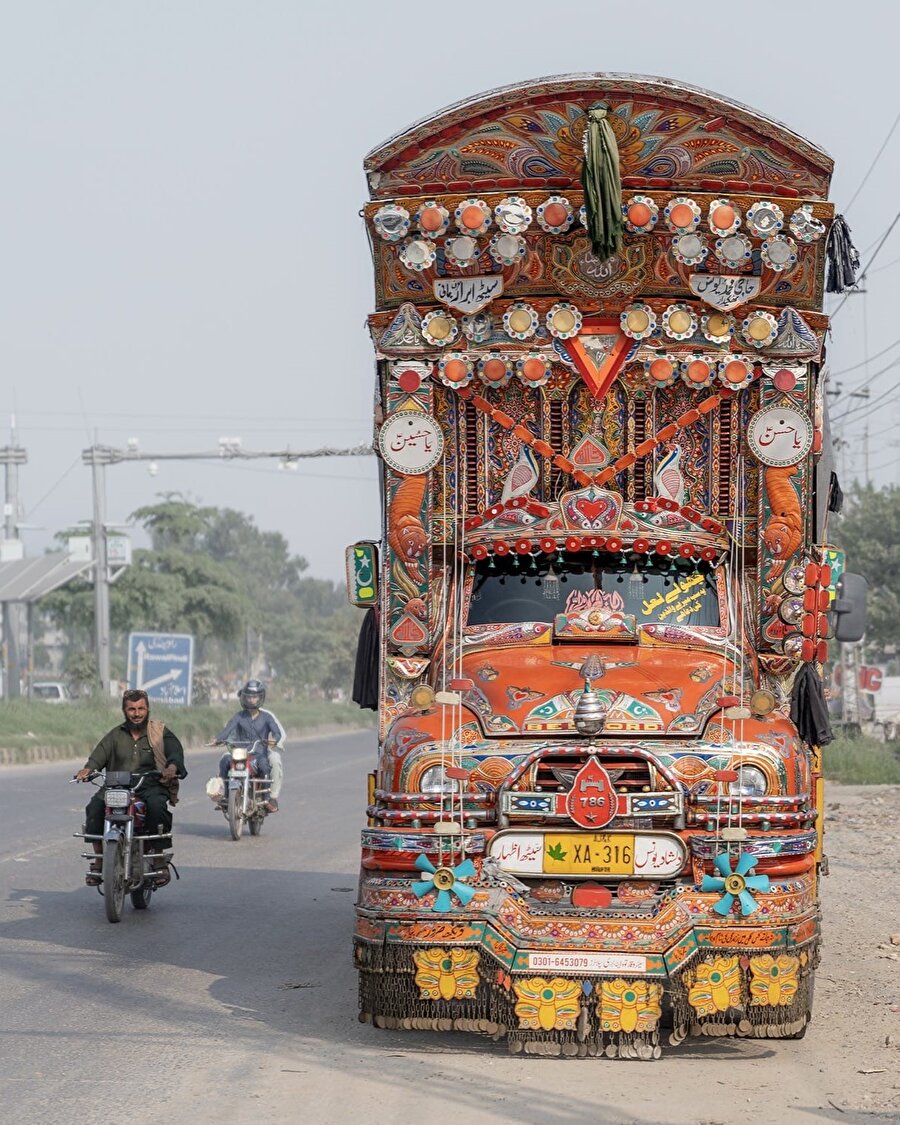 “Trucks and Tuks” kitabı Güneydoğu Asya’nın taşımacılık kültürünü gözler önüne seriyor.