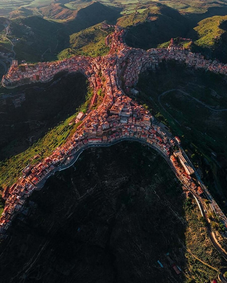 Masalsı Siluetiyle Sicilya’nın Hazinesi: Centuripe ✨