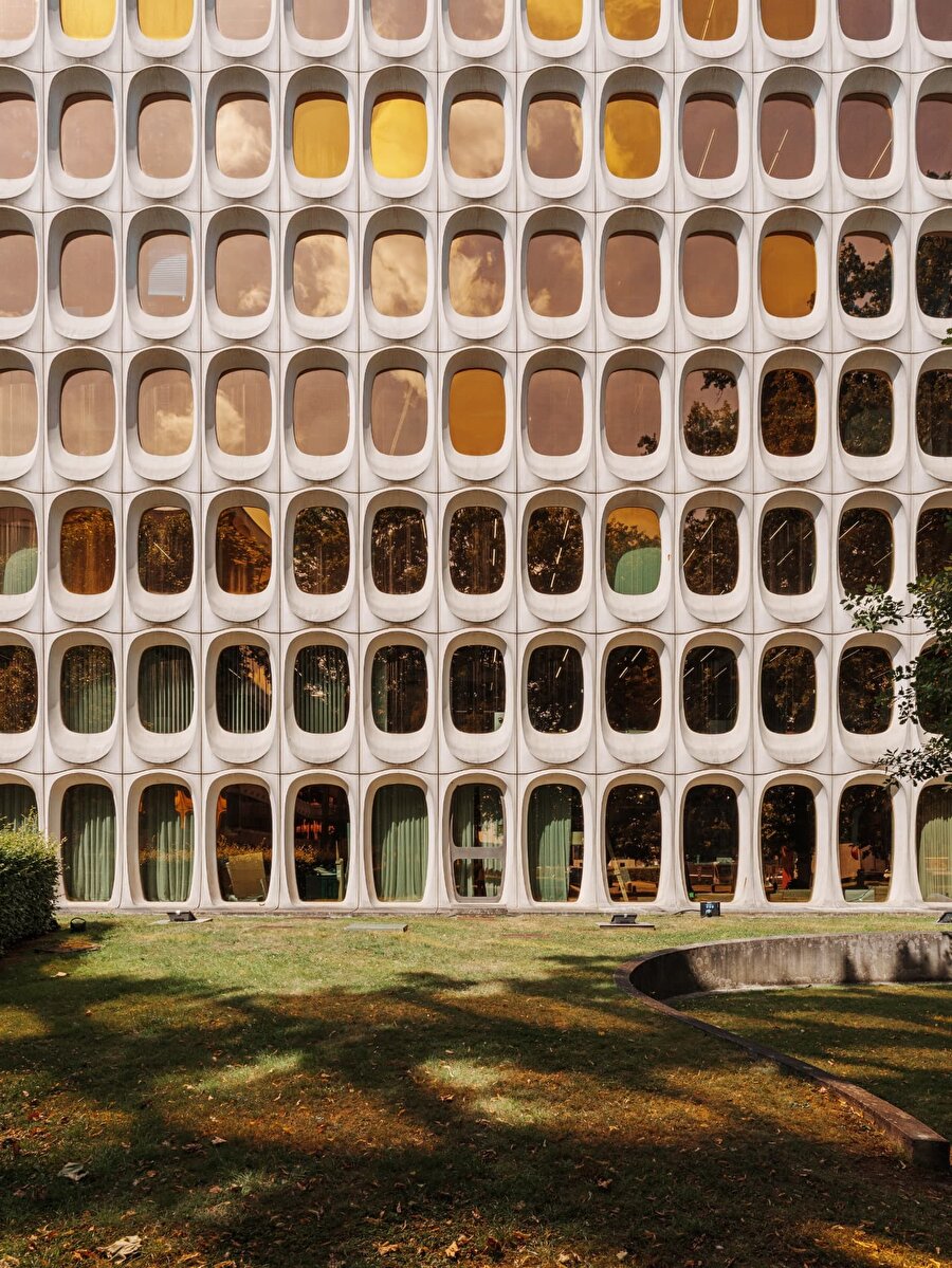 1967-1970 arasında yapılan CBR Binası varlığını koruyor 