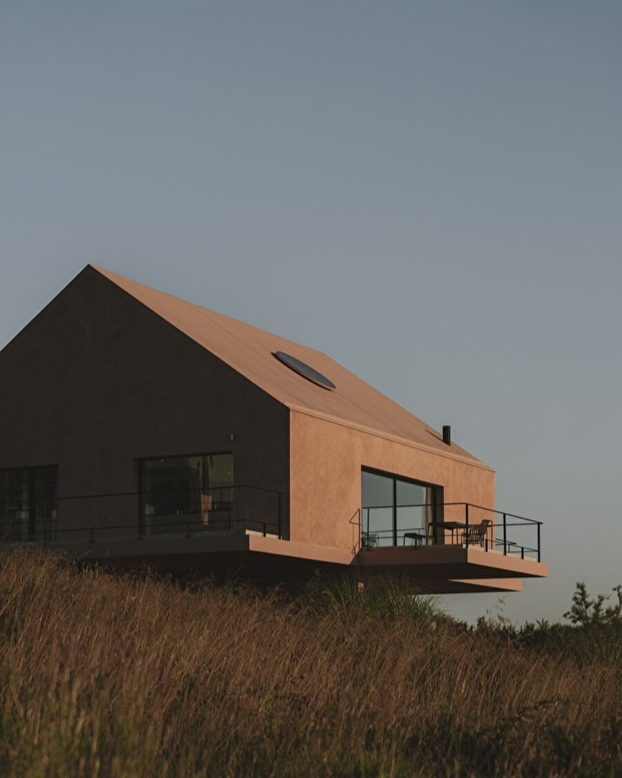  Plaj House tasarımı, sınırlı alanda ışık ve mekân ilişkisini öne çıkarıyor