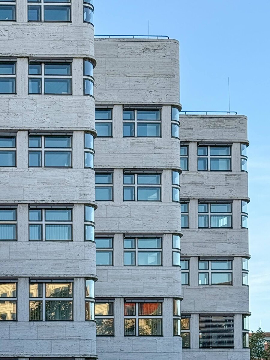 Traverten kaplamalı Shell-Haus, Berlin’de dalga hareketini yansıtan cepheye sahip