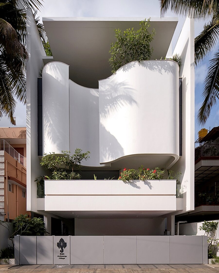 Suva Architects, Bengaluru’da kıvrımlı cepheli Whispering Curves House’u tamamladı