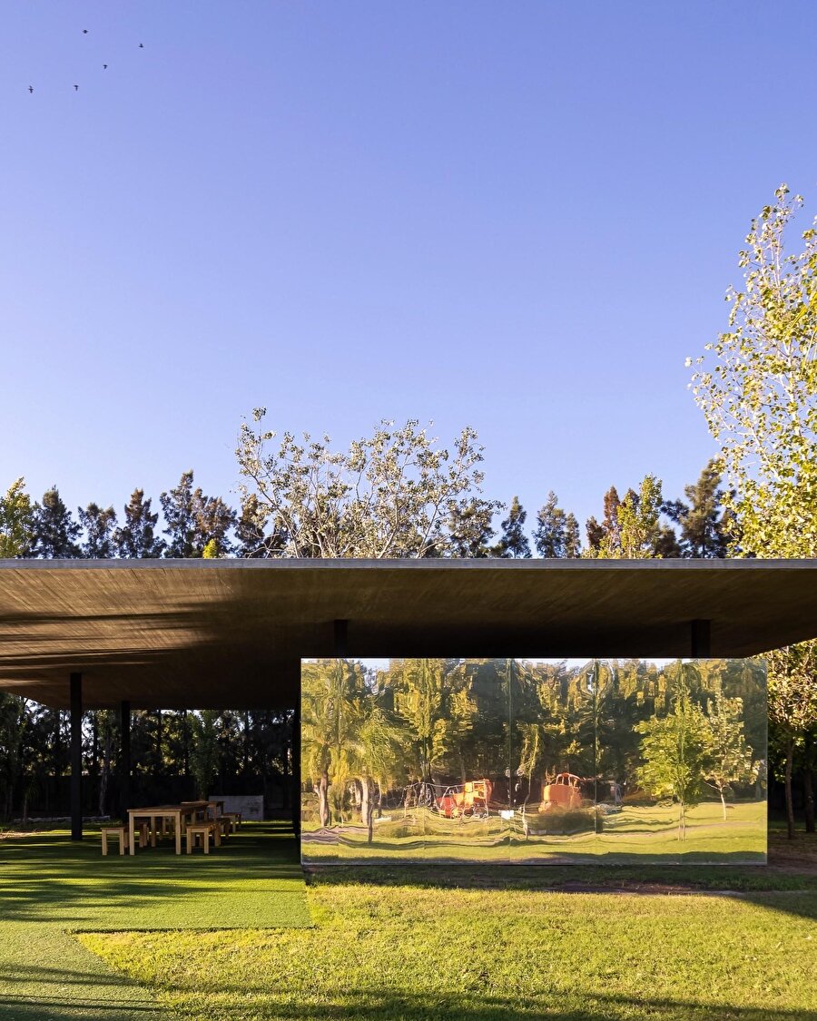 Yansıtıcı yüzeyleriyle öne çıkan bir pavyon; La Nave 