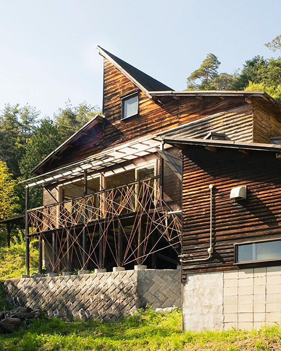 Villa Nagiso yenilemesi yerel malzeme ve zanaatla kırsal dönüşümü ele alıyor
