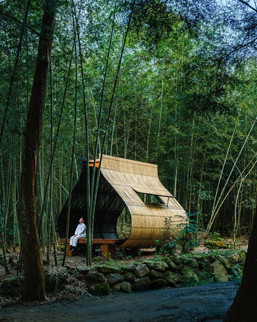 Nantou’daki bambu kabin yürüyüş rotasında dinlenme alanı sunuyor.