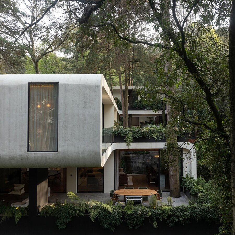 Meksika’da eğimli araziye yerleşen LAI House beş katlı yaşam alanı sunuyor.