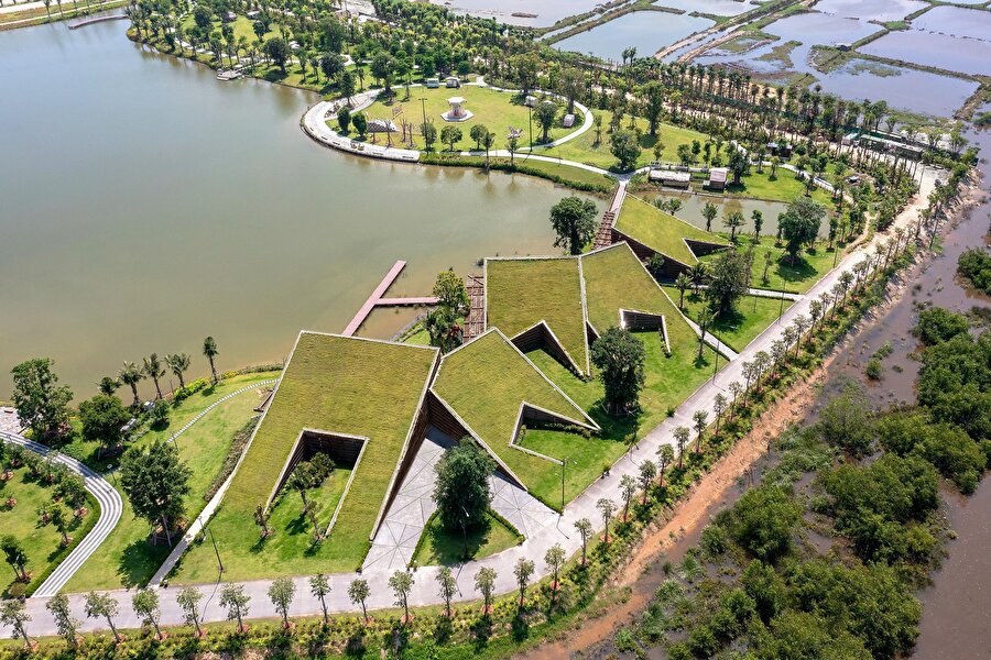 The Park, göl manzarasına açılan çok işlevli bir tesis sunuyor 