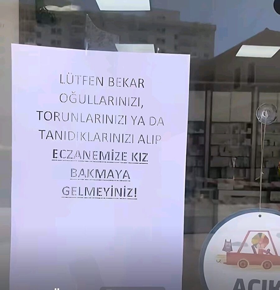 Bir eczanenin camına yapıştırılan yazı
