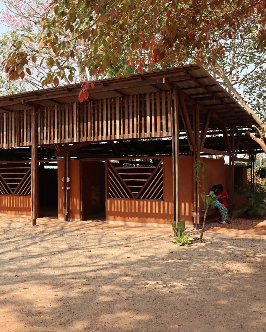 Tayland’da mülteci çocuklar için yerel malzemelerle yeni okul inşa edildi