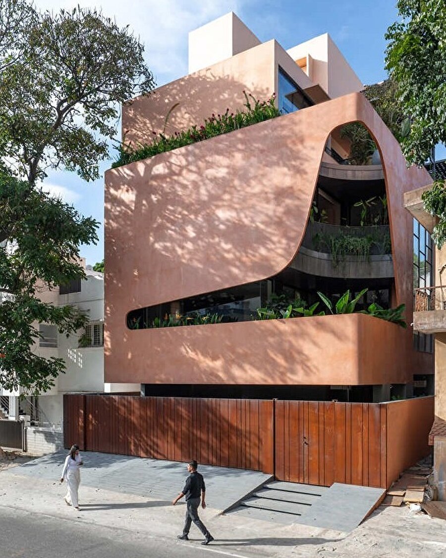 Bhurat Residence, Yoğun Şehir Dokusunda Işık ve Yeşil Alan Sunuyor