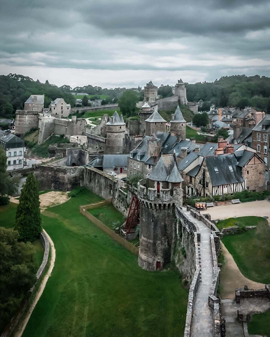 Avrupa'nın en büyük Orta Çağ kalelerinden Château de Fougères ✨