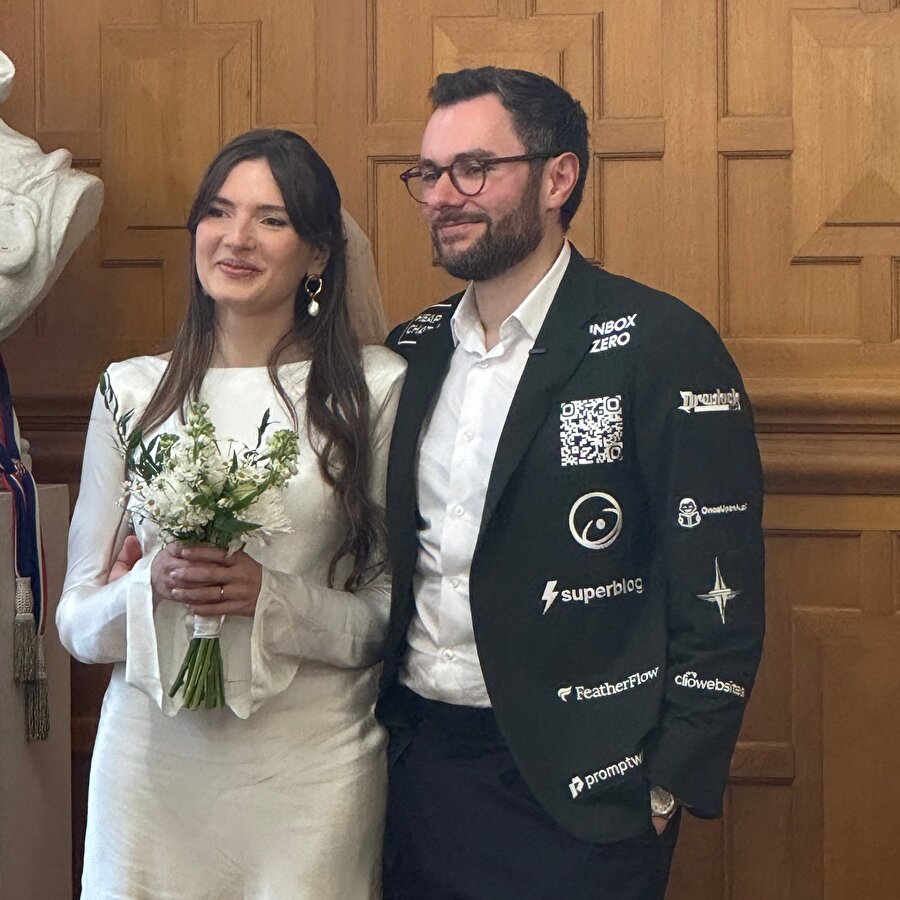 Fransa'da bir girişimci, düğün masraflarını karşılaması için damatlığına reklam aldı