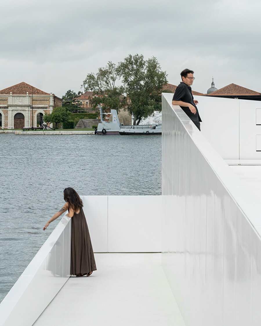 Yüzen Platform AquaPraça, Su ve Mimarlık Arasındaki İlişkiyi Sergiliyor