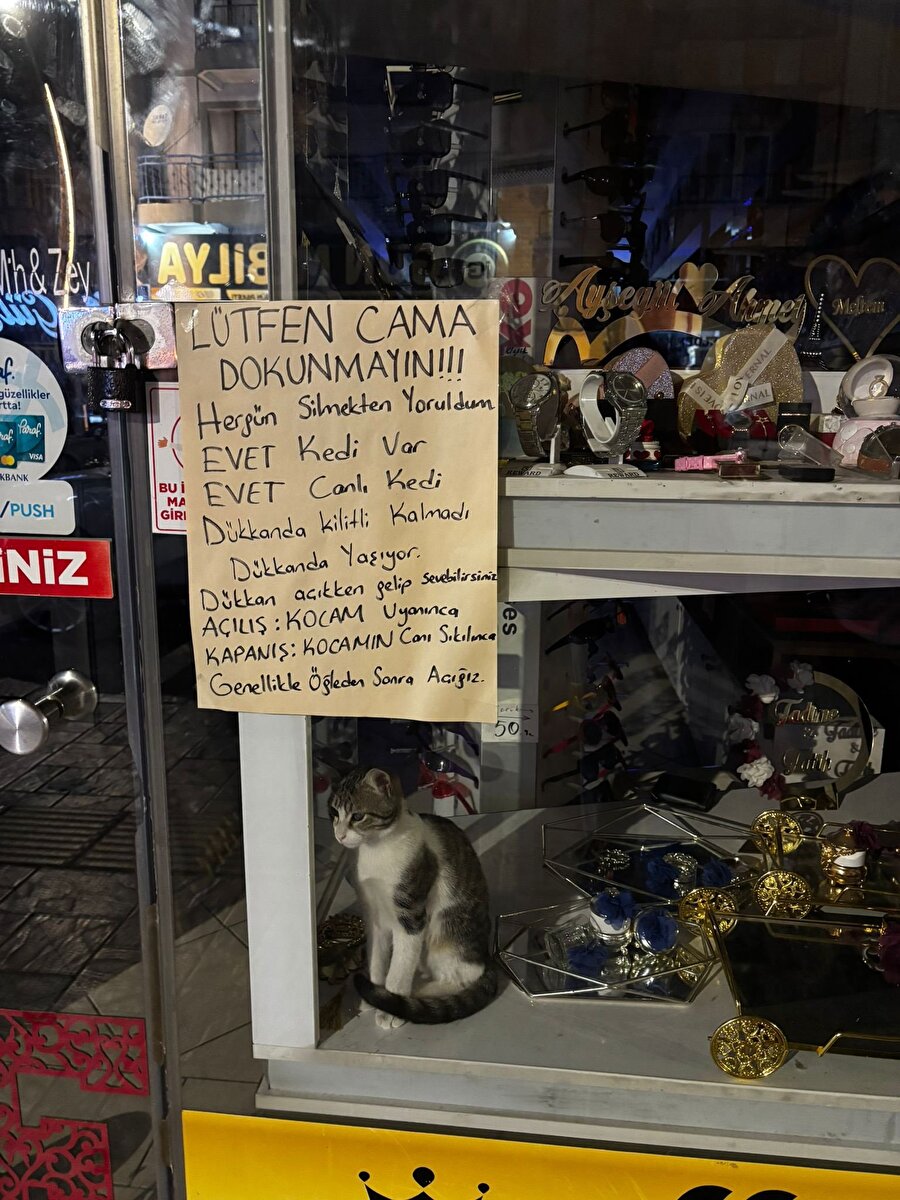 Bir dükkanın camına asılan uyarı