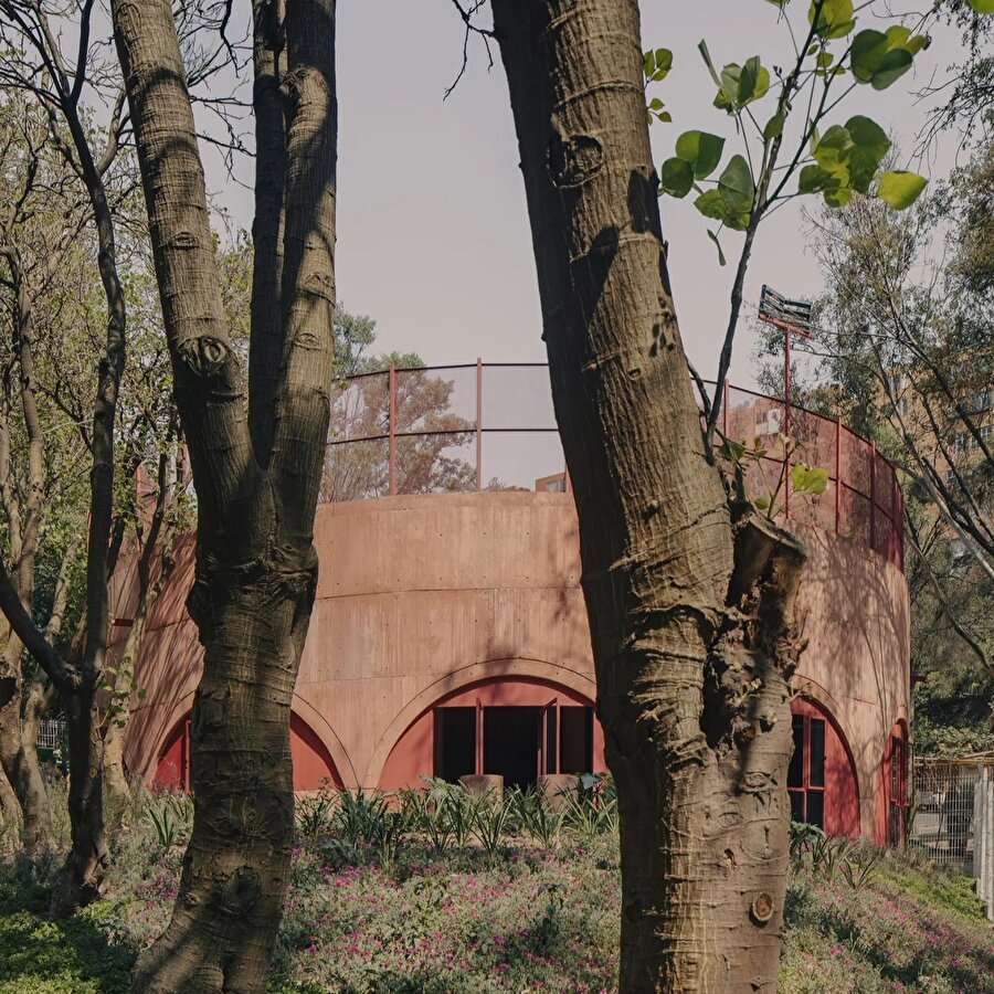 Mexico City’de Atıl Spor Sahası Mahalleye Açık Bir Alana Dönüşüyor