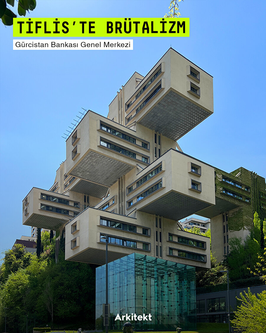 Sovyet dönemi yapısı, Tiflis siluetinde modern mimarinin simges