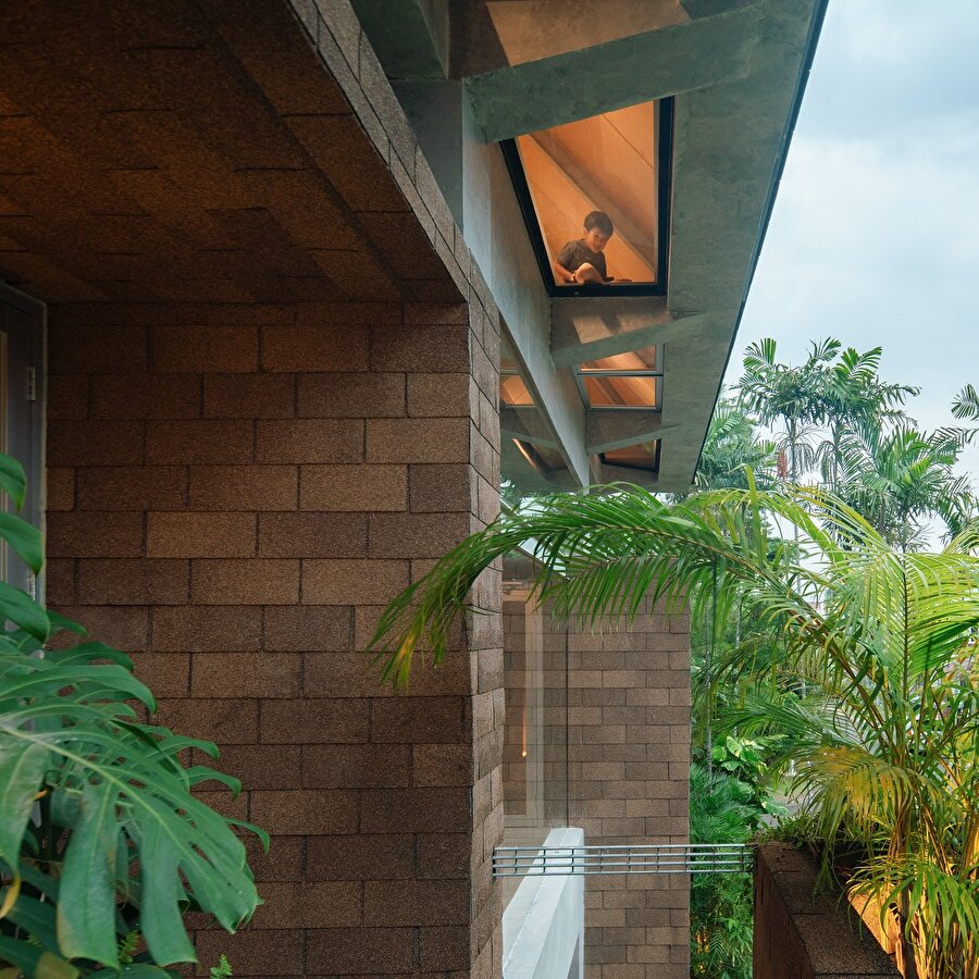 Bahçe Üzerinde Doğal Işık ve Manzarayla Bütünleşen Konut Tasarımı