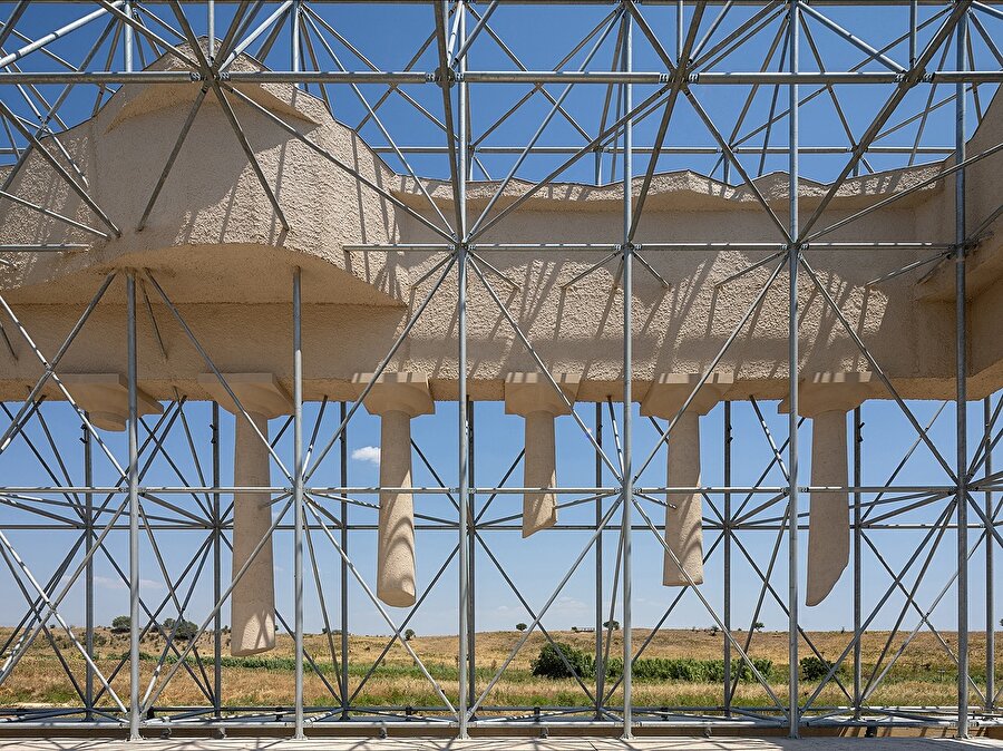  Çelik ızgara içinde yeniden kurgulanan Dionysos Tapınağı, arkeolojiye yeni bir bakış sunuyor 