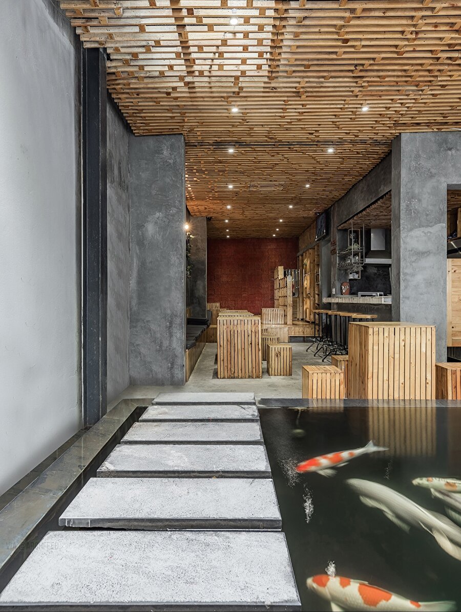 KOI balığı ile bütünleşen kompakt kafe tasarımı 