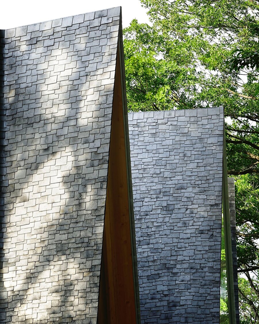 Sayama Forest Chapel doğaya yönelen mimari bir ibadet alanı sunuyor 