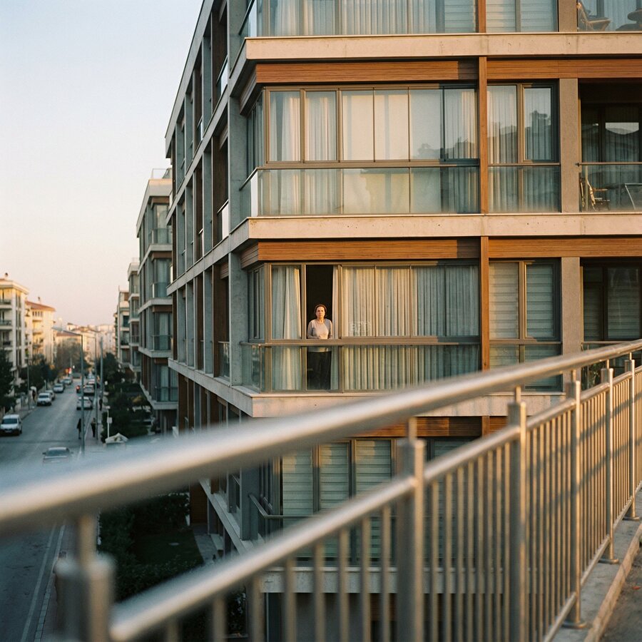 Kocaeli'de bir vatandaş, "apartmanın yanındaki üst geçitten geçenler evimi izliyor" diyerek şikayette bulundu