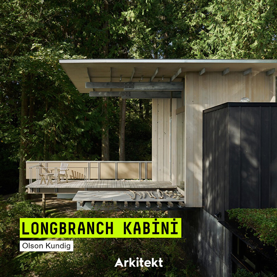 Orman içindeki kulübe yıllar içinde katmanlı biçimde gelişiyor