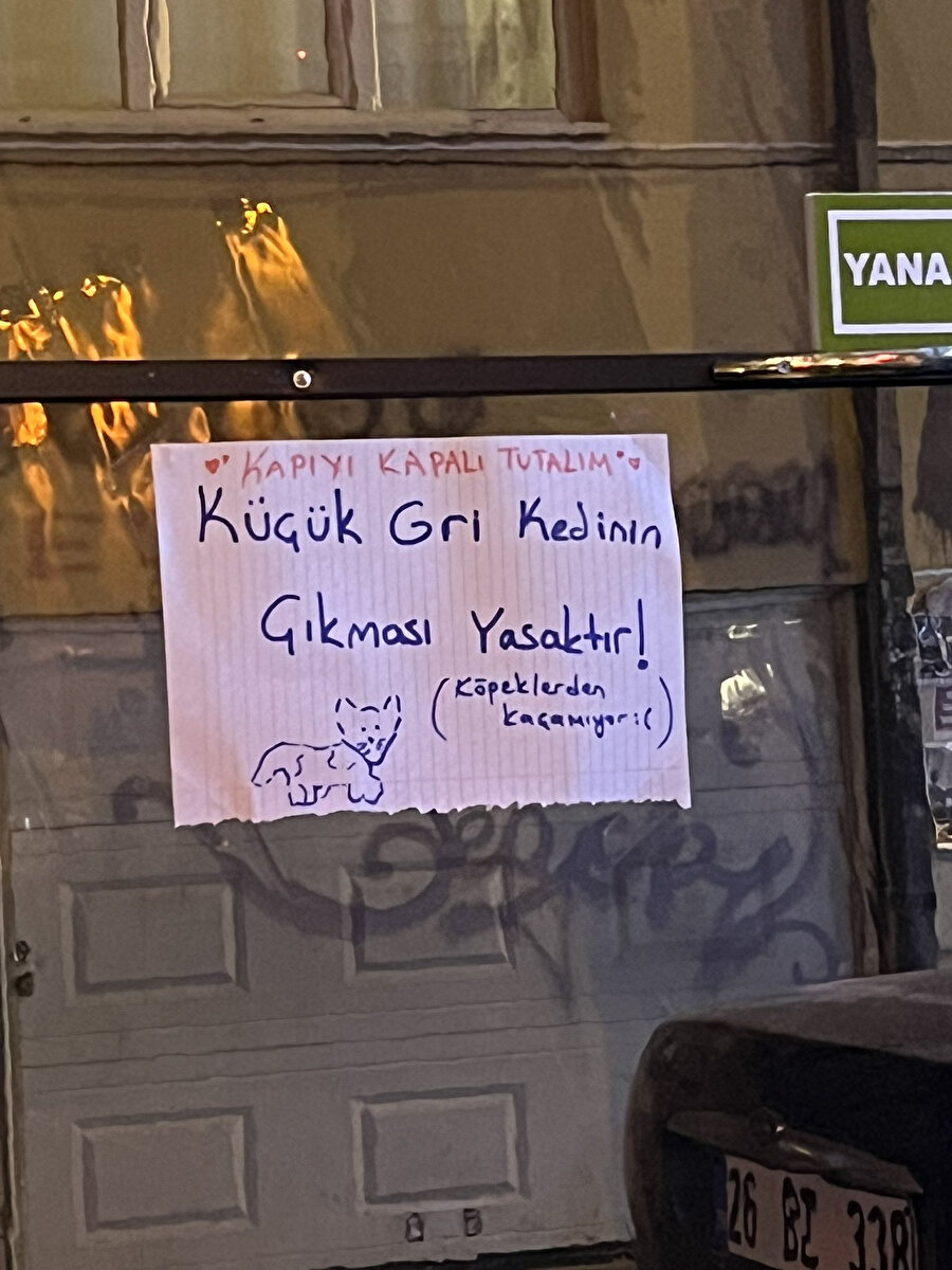 Bir dükkanın camına asılan ikonik uyarı