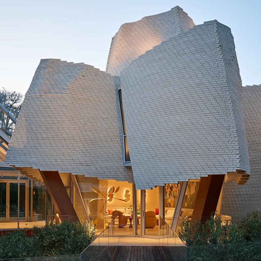  İlk fotoğrafa bakarak yapının mimarını tahmin edebilir misiniz?