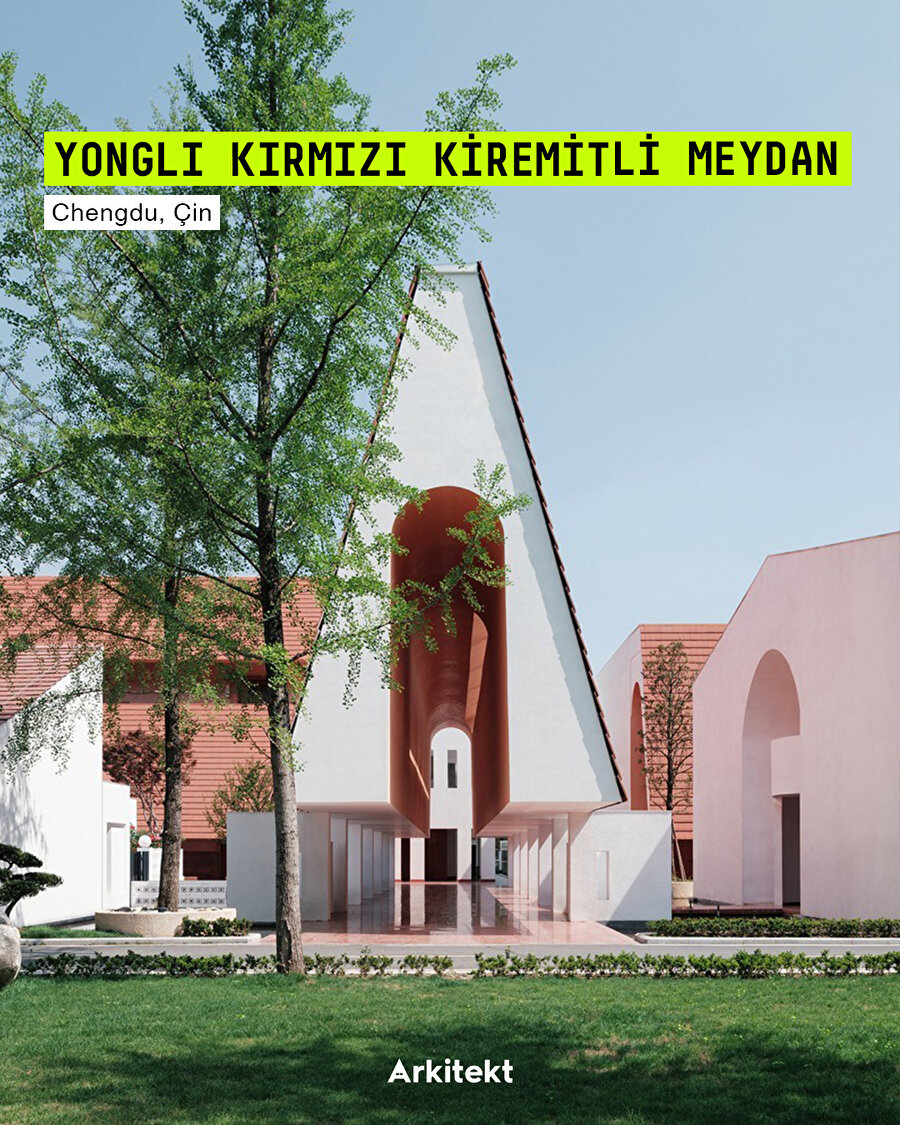 Red Tile Plaza projesi, Sichuan’ın Chongzhou bölgesindeki geniş ormanlık alanda, kentsel yoğunluktan uzak bir konumda yer alıyor