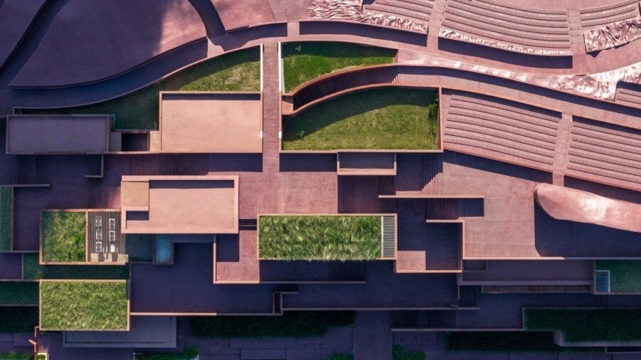 Earth Valley Tiyatrosu, kuşların uçuş düzenine göre şekillenen bir ortak alan sunuyor