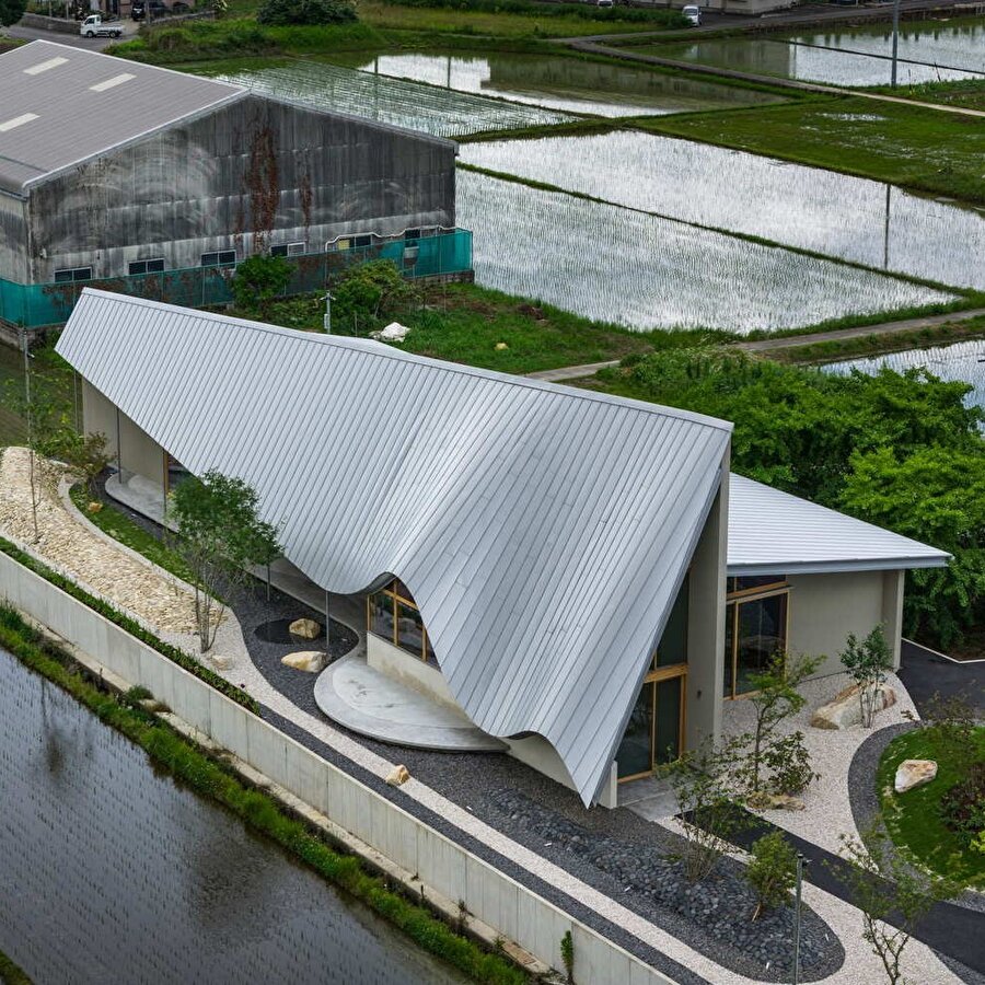 Mevsimsel ışık ve rüzgâr hareketi projenin temel tasarım kararlarını şekillendiriyor