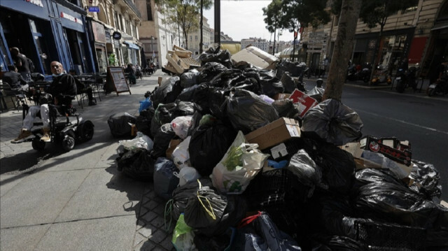 Garbage cans overflow on the sidewalks of Marseille, southern France, during a strike of garbage collectors on September 30, 2021. Garbage collectors protest against the decision to extend their working hours by two hours a day for the same salary. ( Burak Akbulut - Anadolu Agency )