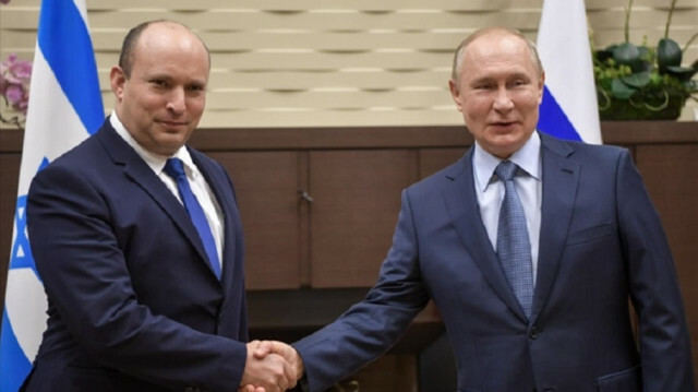 Russian President Vladimir Putin (R), Israeli Prime Minister Naftali Bennett (L)
