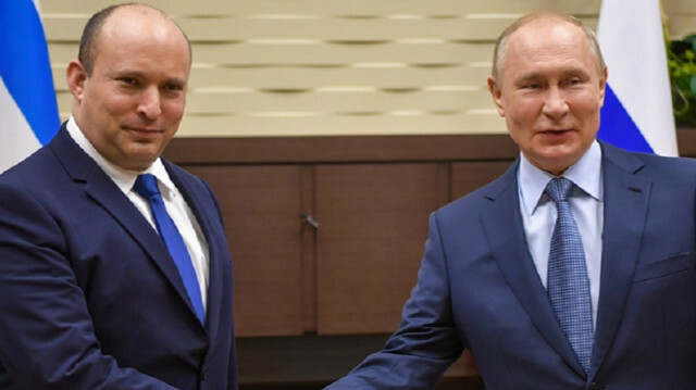 Israeli Prime Minister Naftali Bennett shakes hands with Russian President Vladimir Putin