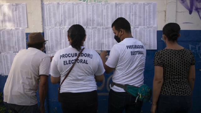 Nicaraguan citizens search for their names on the electoral roll list before the opening of the voting stations (JRV) in Managua today, Sunday, November 7, 2021, during the general elections in Nicaragua. ( FILE PHOTO - Anadolu Agency )