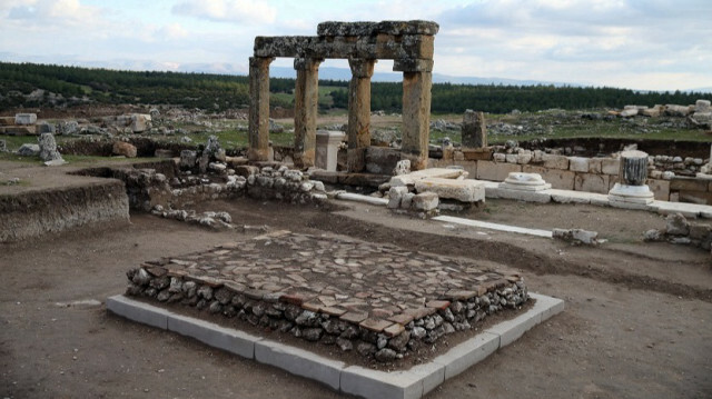 Archeologists unearth altar site for Greek goddess in western Turkey