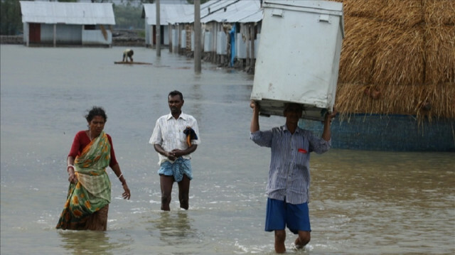 People wade through flood waters after the cyclone Yaas in Koyra Upozila in Bangladesh on May 26, 2021. ( Zakir Hossain Chowdhury - Anadolu Agency )