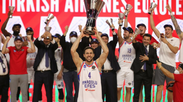 Anadolu Efes win 2021 Turkish Airlines EuroLeague title
