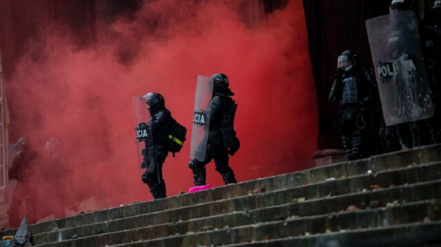 Protesters clash with riot police officers at Bolivar square during the national strike against the tax reform proposed by Duque's administration on May 05, 2021, in Bogota, Colombia ( Juancho Torres - Anadolu Agency )