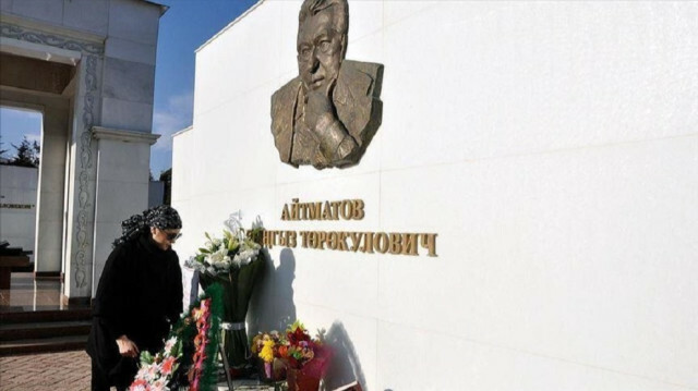 Famed Kyrgyz writer Aitmatov remembered on 13th death anniversary
